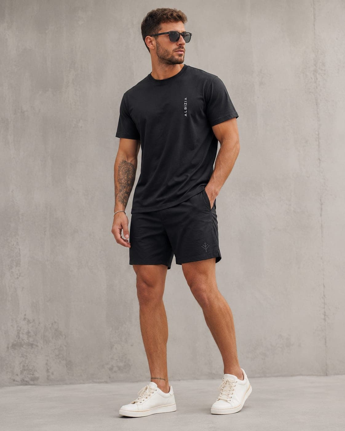Camiseta Essential Preta — lifestyle