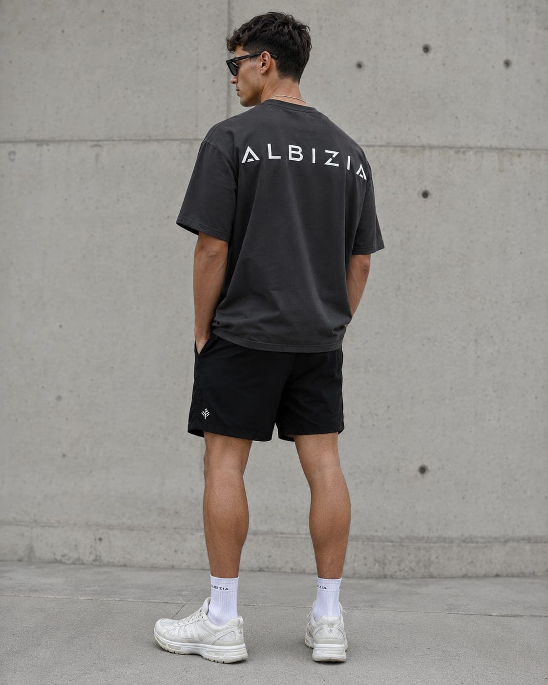 Camiseta Studio Oversized Areia — lifestyle